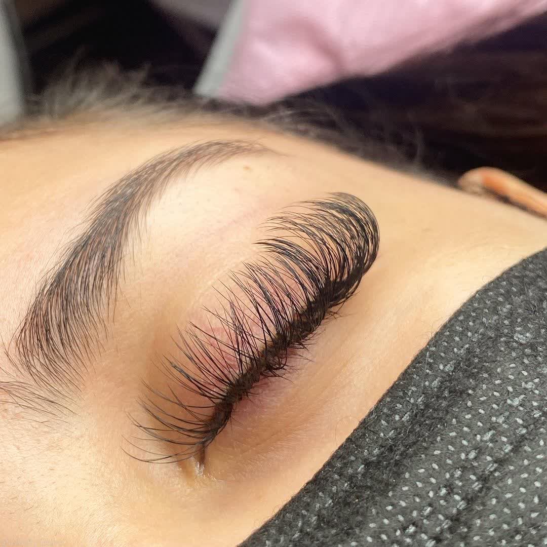 A Complete Steps of Attaching Lash Extensions