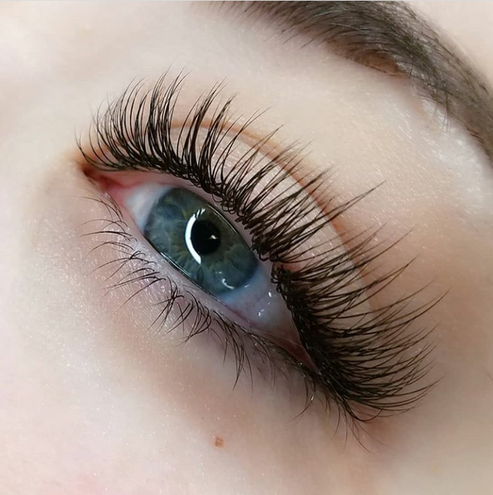 Are Cluster Lashes Damaging? The Truth About Temporary Lashes
