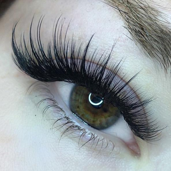 Applying Eyelash Extensions for the Very First Time
