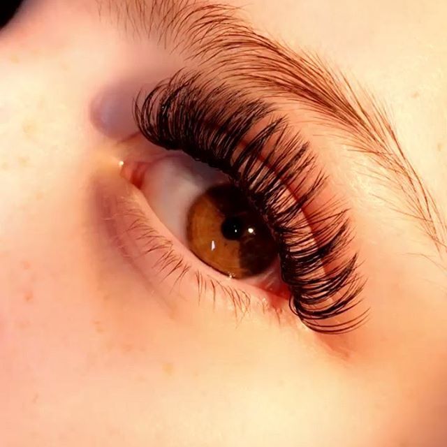 How to Keep Lashes Curled